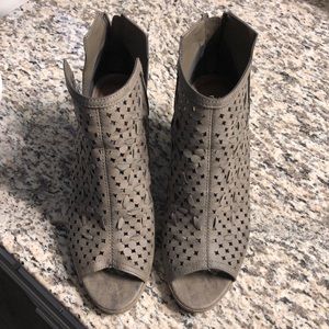 Peep toe bootie w heel
